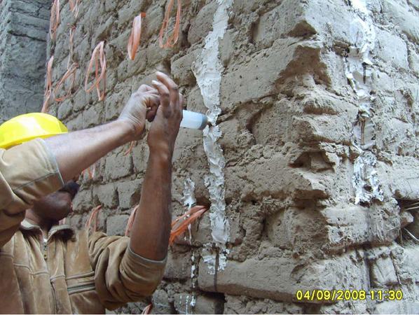 Reparan con tierra y agua fisuras en muros históricos y casas de adobe