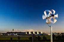 Una turbina eólica esférica genera electricidad para uso doméstico