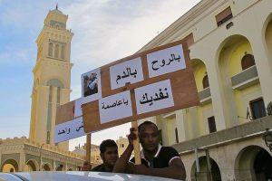 Manifestantes protestando contra las milicias el domingo 17 en la plaza de Argelia, centro de Trípoli. Crédito: Karlos Zurutuza/IPS