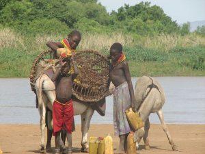 Las comunidades indígenas que viven junto al río Omo, en Etiopía, dependen de las inundaciones anuales para sus cultivos. Crédito: Ed McKenna/IPS