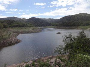 El Dique La Quebrada, a siete kilómetros de Río Ceballos, con el embalse en el nivel histórico más bajo de agua. Crédito: Fabiana Frayssinet/IPS