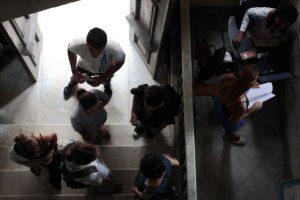 Estudiantes de comunicación de la Universidad de La Habana. La educación pública sufre el embate de la depresión económica. Crédito: Jorge Luis Baños/IPS
