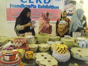 Mujeres desplazadas de Pakistán hallaron un medio de vida elaborando artesanías. Crédito: Ashfaq Yusufzai/IPS