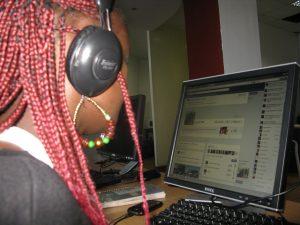 Una adolescente navega en Internet en un centro de recursos de Nairobi. Pero el ciberdelito y la intimidación contra las keniatas van en aumento. Crédito: David Njagi/IPS