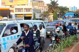 La deficiente infraestructura vial es una de las causas de la creciente congestión en Kampala. Crédito: Amy Fallon/IPS