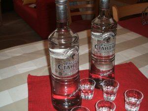 Botellas y vasos de vodka, el aguardiente por excelencia de Rusia, cuyo consumo está dejando un rastro de muerte. Crédito: Pavol Stracansky/IPS