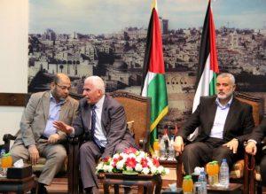 El primer ministro de Gaza, Ismail Haniya (derecha), Azzam al Ahmad, funcionario de Fatah a cargo de la reconciliación (centro) y un alto dirigente de Hamás, Musa Abu Marzoq, en la reunión donde se firmó la reconciliación. Crédito: Khaled Alashqar/IPS
