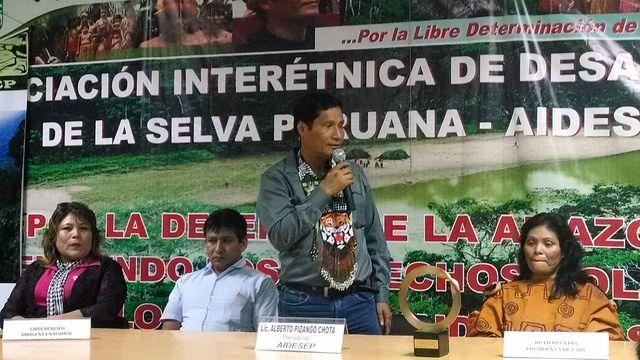 Alberto Pizango (de pie) habla en una actividad de la Asociación Interétnica de Desarrollo de la Selva Peruana (Aidesep) que preside. Crédito: Milagros Salazar/IPS