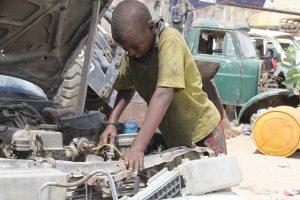 Hassan Abdullahi Daule, de 11 años, trabaja 12 horas por día en un taller mecánico de Mogadiscio. Crédito: Alinoor Salad/IPS