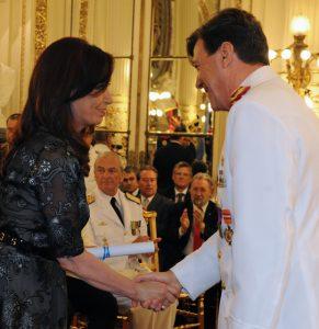 La presidenta Cristina Fernández entrega el sable de teniente general al jefe del Ejército, César Milani, en un acto en la Casa de Gobierno el 19 de diciembre. Crédito: Presidencia de Argentina