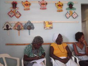 Mujeres del proyecto La Muñeca Negra, que elabora figuras en papel maché inspiradas en diosas afrocubanas. Crédito: Cortesía Ernesto Pérez Zambrano