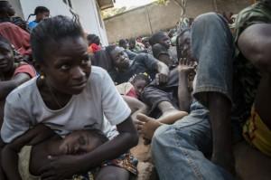 Residentes de Bossangoa, República Centroafricana, se refugian del fuego de morteros mientras tropas de la Fuerza Multinacional de África Central (Fomac) intentan protegerlos de un ataque antibalaka el 5 de diciembre de 2013. Crédito: Cortesía Marcus Bleasdale/VII para Human Rights Watch