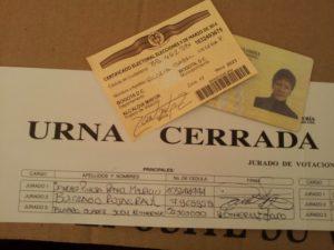 Una simple caja de cartón con una ranura como una urna, el documento de identidad y el certificado de que se sufragó son parte del sistema electoral de Colombia, que la ONU ha instado a modernizar. Crédito: Bunkerglo/IPS