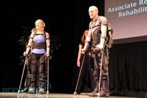 Un exoesqueleto artificial e inteligente permitirá andar a los parapléjicos
