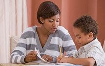 Leer y conversar con los hijos pequeños fomenta su desarrollo lingüístico