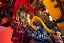 Tevatron observa indicios del bosón de Higgs consistentes con los del LHC 