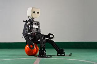 Crean un robot futbolista de un metro de altura 