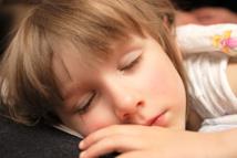 Acostarse tarde o a horas variables aumenta los problemas infantiles de conducta 