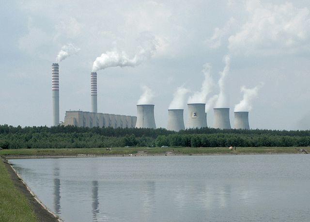 Central termoeléctrica a carbón de Belchatow, en Polonia, la más grande de Europa. Crédito: Pibwl de Pl:Wikipedia CC BY-SA 3.0