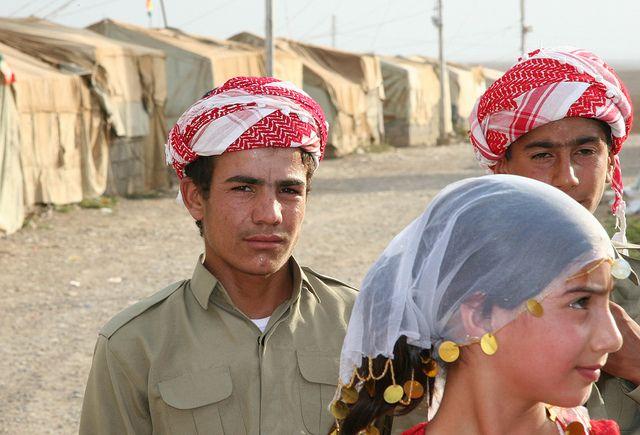 Jóvenes kurdos de Siria que están desde 2006 en el campamento de refugiados de Moqabli, en la región autónoma kurda iraquí. Crédito: Karlos Zurutuza/IPS