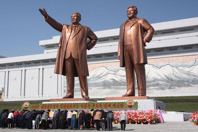 Norcoreanos se inclinan ante las estatuas de Kim Il Sung y Kim Jong Il en Pyongyang en abril de 2012. Crédito: J.A. de Roo CC BY-SA 3.0