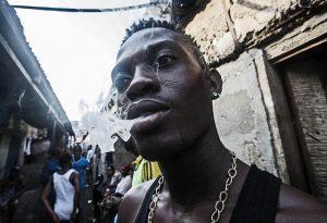 Un joven fumando diamba (marihuana) en la capital de Sierra Leona. Crédito: Tommy Trenchard/IPS