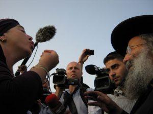 La feminista y judía ultraortodoxa Jenny Menashe discute con el rabino Nahum Weiss en Jerusalén, en junio de 2012. Crédito: Pierre Klochendler/IPS