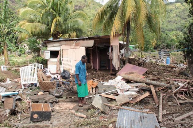 Un hombre observa las ruinas de su casa en Bahía Buccament, en San Vicente y las Granadinas, luego de las lluvias e inundaciones de diciembre de 2013. Crédito: Peter Richards/IPS