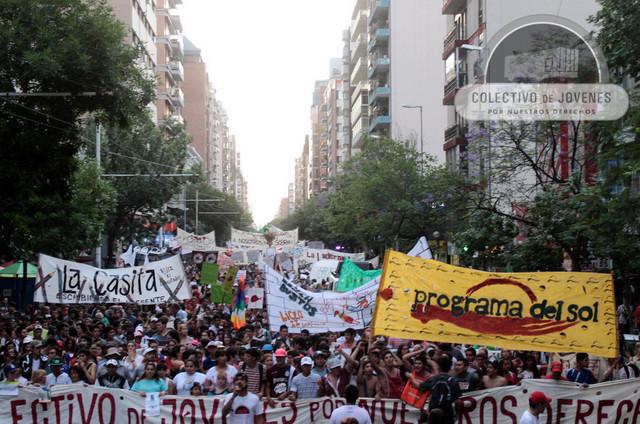 Unas 15.000 personas participaron el 20 de noviembre de 2013 en la Marcha de la Gorra, en la ciudad argentina de Córdoba, contra la arbitrariedad policial contra los jóvenes, según su apariencia y condición. Crédito: Cortesía de Colectivo de Jóvenes por Nuestros Derechos