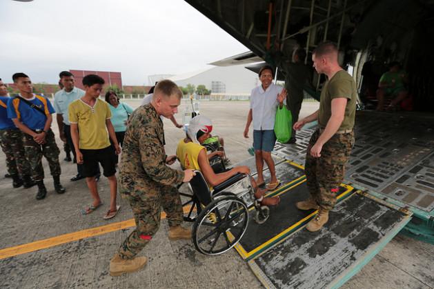 Infantes de marina de Estados Unidos participan de la ayuda humanitaria en Filipinas. Crédito: Embajada de EEUU en Yakarta.