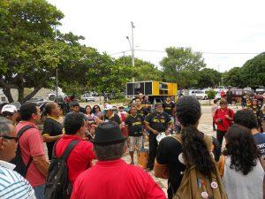 Profesores y funcionarios de la Universidad Federal de Rio Grande do Norte, un estado del nordeste de Brasil, en una movilización durante la huelga que mantienen desde marzo. Su capital, Natal, es una de las 12 sedes de la Copa Mundial FIFA. Crédito: Fabíola Ortiz/IPS