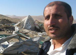Ayman e-Deis cerca de su casa demolida. Crédito: Pierre Klochendler/IPS.