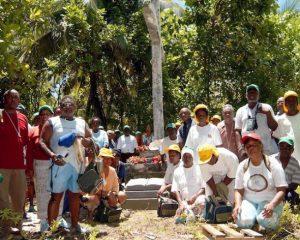 Un grupo de chagosianos que visitó el archipiélago en 2006. Muchos todavía luchan para volver a las islas de las que fueron desalojados hace más de 40 años. Crédito: Cortesía del Grupo de Refugiados de Chagos