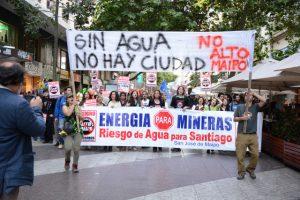 Activistas chilenos protestan contra el proyecto hidroeléctrico del Alto Maipo en el centro de Santiago. Crédito: Coordinadora Ríos del Maipo