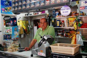 Don Alejandro, un pequeño comerciante de víveres, espera como la mayoría de los chilenos que el próximo gobierno ponga límites a las desigualdades sociales. Crédito: Marianela Jarroud/IPS