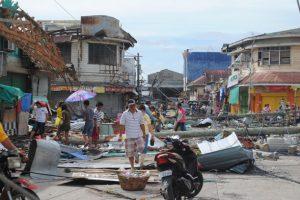 La ciudad costera de Ormoc tras el paso del tifón Haiyán. Crédito: Arlynn Aquino EU/ECHO/CC by 2.0