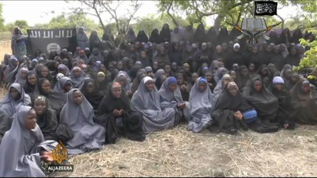 Fotograma del video divulgado por el grupo extremista Boko Haram, que muestra a las adolescentes secuestradas el 14 de abril en la localidad de Chibok, en el noreste de Nigeria. Crédito: Al Jazeera