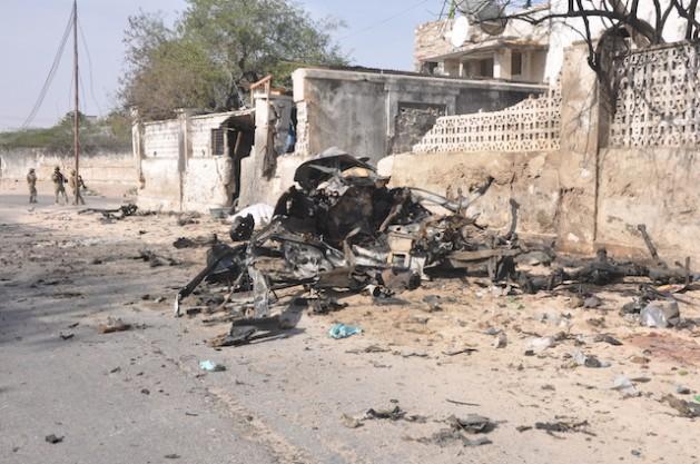 Restos de uno de los coches bomba usado para atacar el palacio presidencial en Mogadiscio el viernes 21. Nueve combatientes islámicos murieron en el ataque. Crédito: Ahmed Osman/IPS