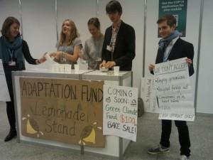 Jóvenes organizan en la COP 19 una parodia de venta de limonada para financiar el Fondo Verde para el Clima, poniendo de relieve la falta de compromisos serios. Crédito: Claudia Ciobanu/IPS