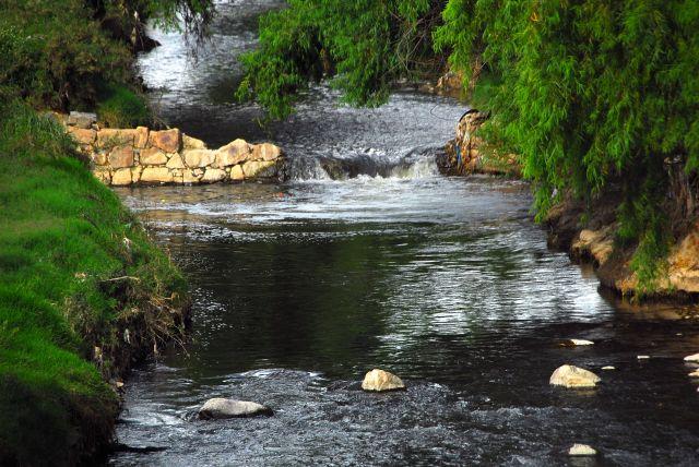 El río Rocha, que cruza la ciudad boliviana de Cochabamba, parece un manantial cuando las lluvias llenan su cauce, pero la temporada seca expone su gran contaminación. Crédito: Franz Chávez/IPS