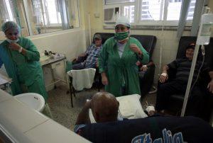 Pacientes en una sesión de quimioterapia en el Hospital Civil de la provincia de Cienfuegos, Cuba. Crédito: Jorge Luis Baños/IPS