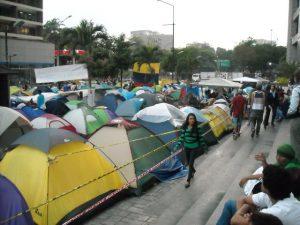 Tiendas instaladas frente a la sede del Programa de las Naciones Unidas para el Desarrollo, en una de las principales avenidas de Caracas, donde estudiantes pernoctan protestando contra el gobierno venezolano. Crédito: Raúl Límaco/IPS