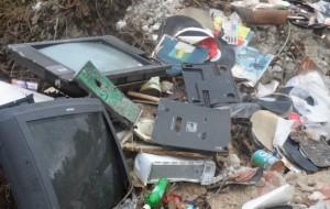 El vertedero de Westlea, donde frecuentemente son lanzados desechos electrónicos peligrosos. Crédito: Tatenda Dewa/IPS