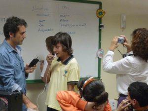 Estudiantes de un instituto educativo de la isla española de Tenerife dialogan con otros de una escuela de los campamentos saharauis de Tinduf, en el noroeste de Argelia. Crédito: Red Canaria de Escuelas Solidarias