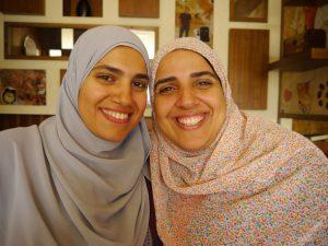 Sarah Abunar (izquierda) y Rana Said, cofundadoras de EduKitten, empresa que vende aplicaciones de entretenimiento educativo en árabe. Crédito: Rachel Williamson/IPS