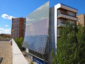 Fachada fotovoltaica de uno de los edificios del Museo de la Ciencia y de la Técnica de Cataluña. Crédito: Chixoy CC BY-SA 3.0