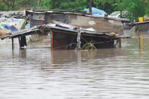 La barriada de Jangwani, en la ciudad tanzana de Dar es Salaam, despidió 2013 y recibió 2014 inundada por fuertes lluvias. Crédito: Muhidin Issa Michuzi/IPS