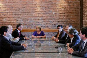 Michelle Bachelet, el día después de su victoria, en una reunión con los representantes de la Nueva Mayoría. Crédito: Michellebachelet.cl