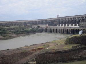 El río Paraná, empequeñecido por la mole de concreto de la represa del complejo hidroeléctrico binacional de Itaipú. Crédito: Mario Osava /IPS