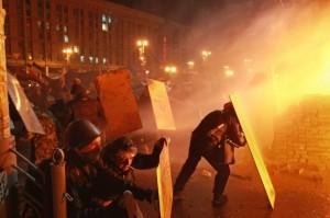 La policía reprime a manifestantes en Kiev. La preocupación por los disturbios se mantiene. Crédito: Natalia Kravchuk/IPS